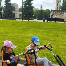 Покатал сестрёнку на веломобиле