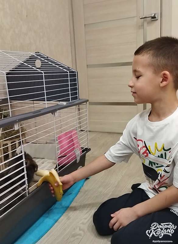 Угостил Милу любимым лакомством