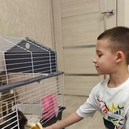 Угостил Милу любимым лакомством