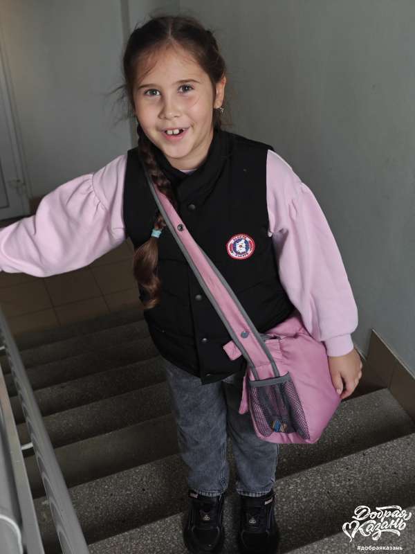 Помогаю маме нести сумку