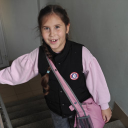 Помогаю маме нести сумку