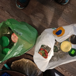 отдал стеклянные банки