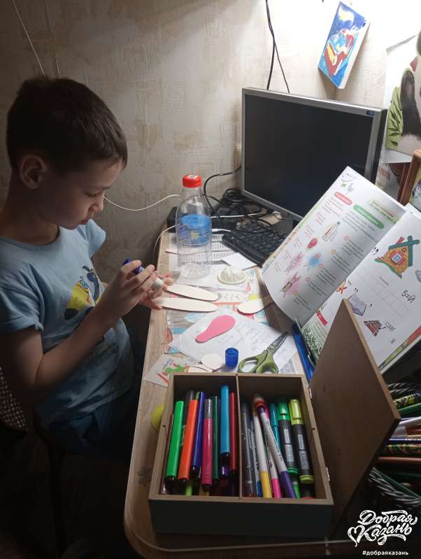 сделал из бутылки хранилище для пуговиц