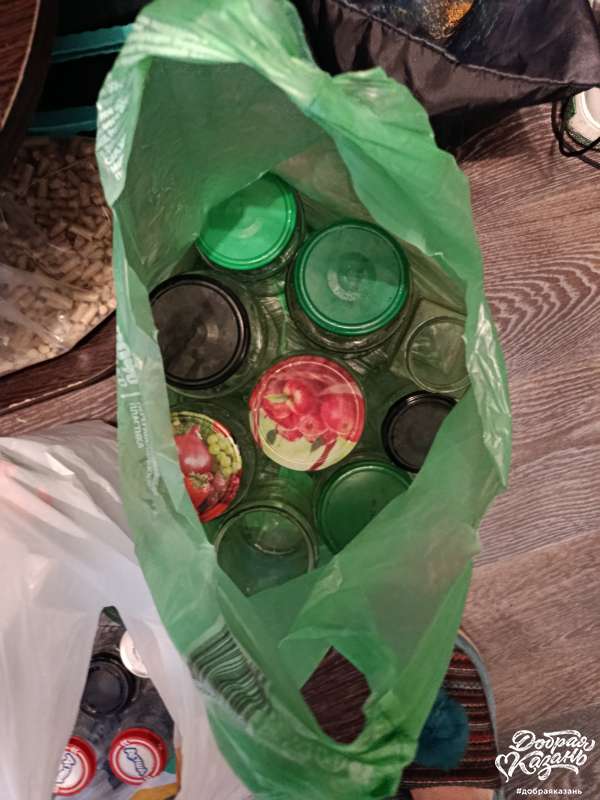 отдал стеклянные банки