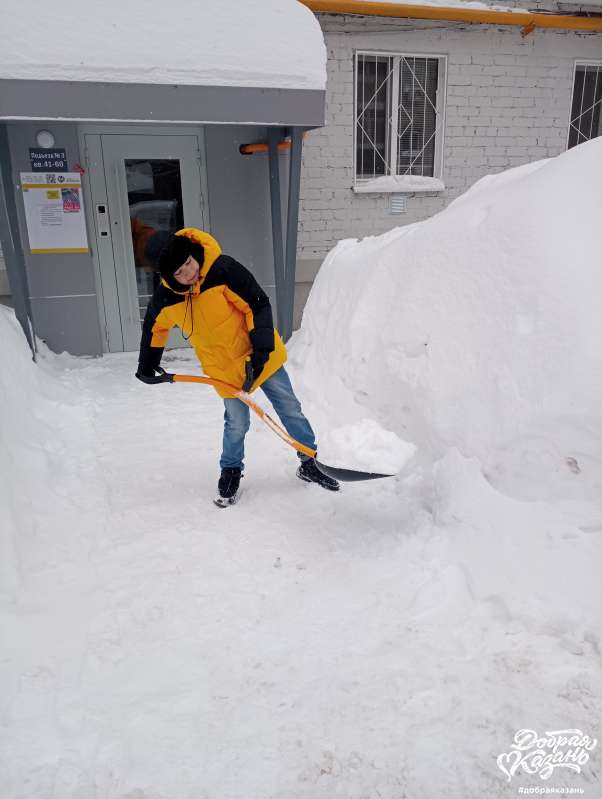 убирал снег у подъезда