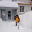 убирал снег у подъезда 0