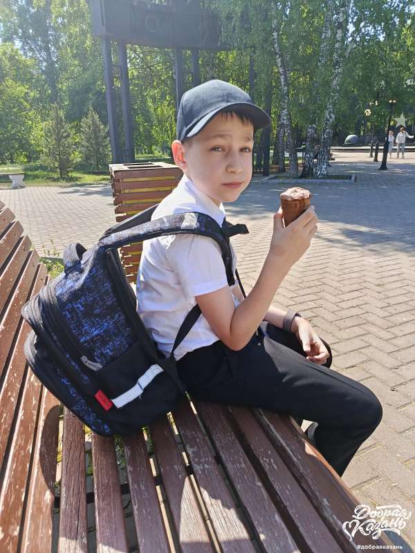 помог бабушке с палочкой подняться к магазину