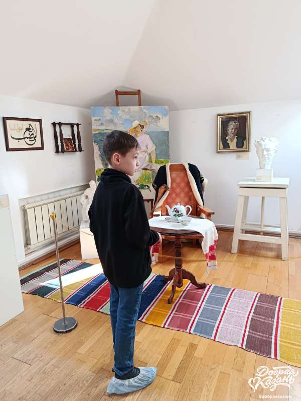 открыл маме дверь перед музеем