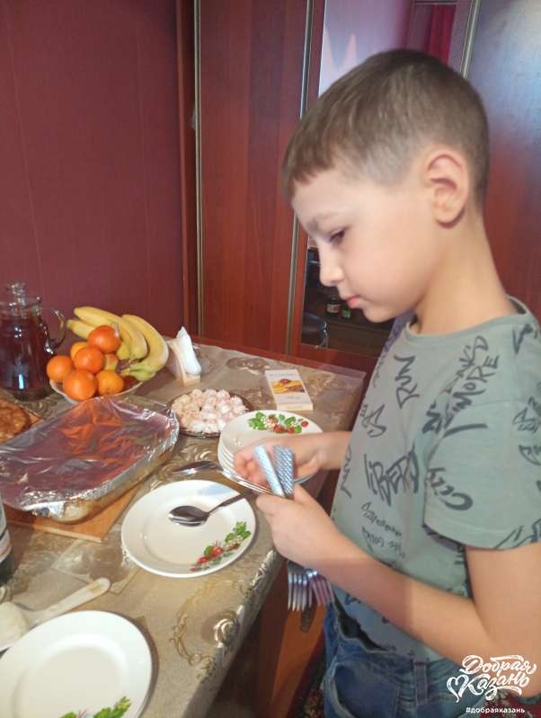 Помогал бабуле