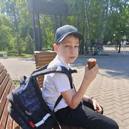 помог бабушке с палочкой подняться к магазину
