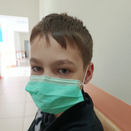 Держал дверь для мамы с ребенком