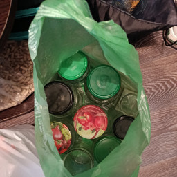 отдал стеклянные банки