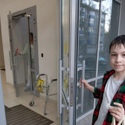 открыл дверь перед девочкой