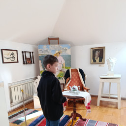 открыл маме дверь перед музеем