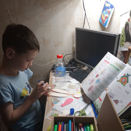 сделал из бутылки хранилище для пуговиц