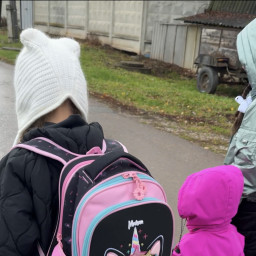 Проводила сестренку в детский сад