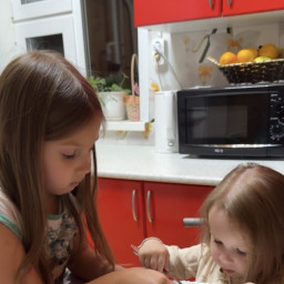 Покормила сестренку