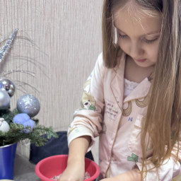 Помогаю маме лепить пельмени