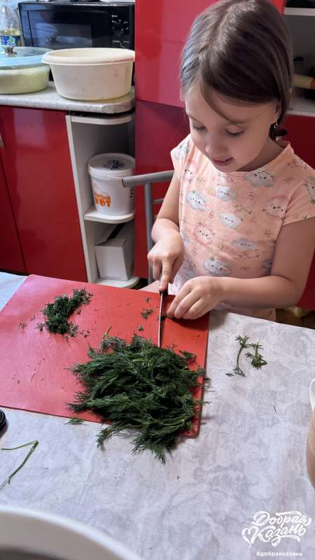 Помогаю маме на кухне