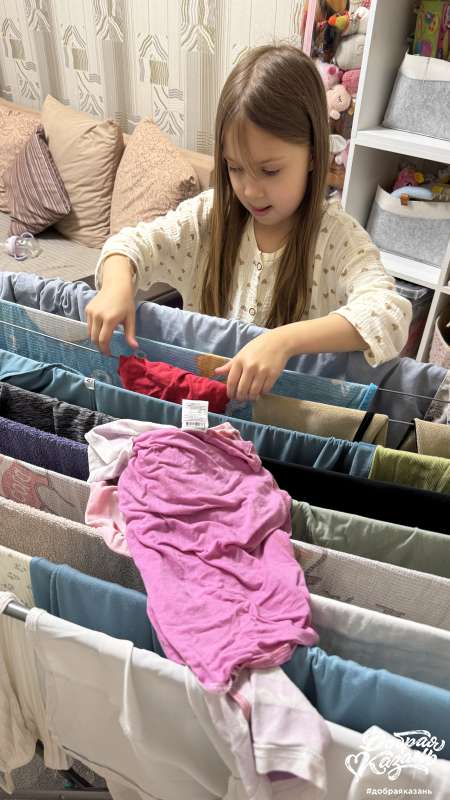 Помогаю маме развешивать бельё.