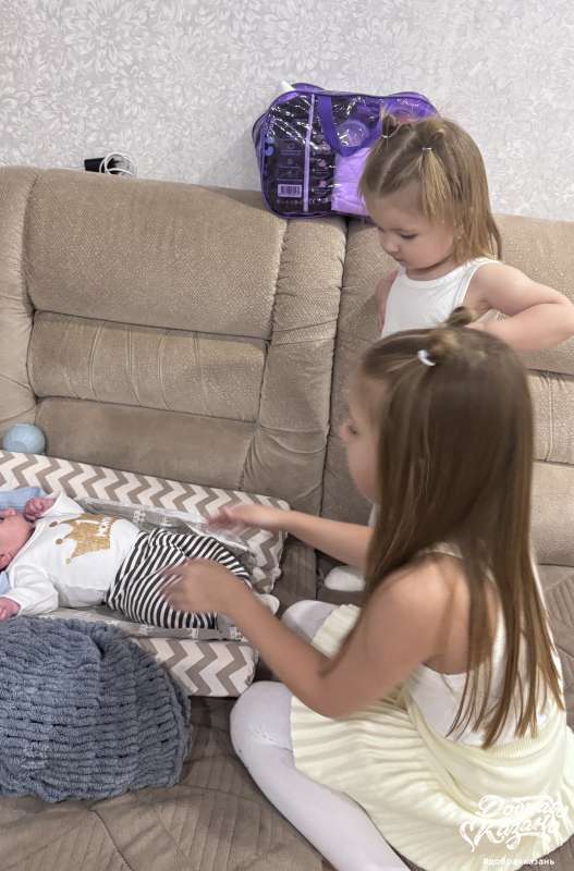 Присматриваю за братиком