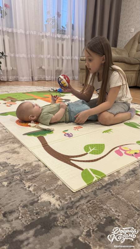 Присматриваю за двоюродным братиком.