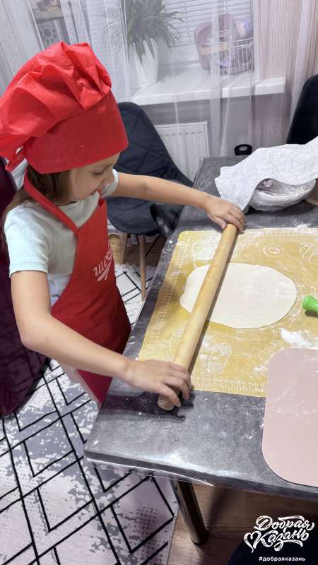 Помогаю маме с готовкой