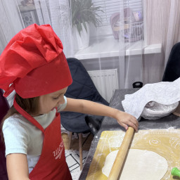 Помогаю маме с готовкой