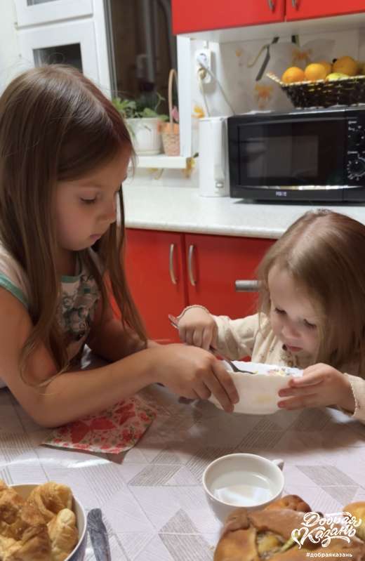 Покормила сестренку