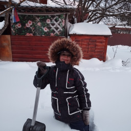 помогаю папе чистить снег
