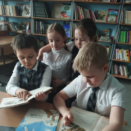пригласил друзей в библиотеку,вместе изучили книги о советских космонавтах