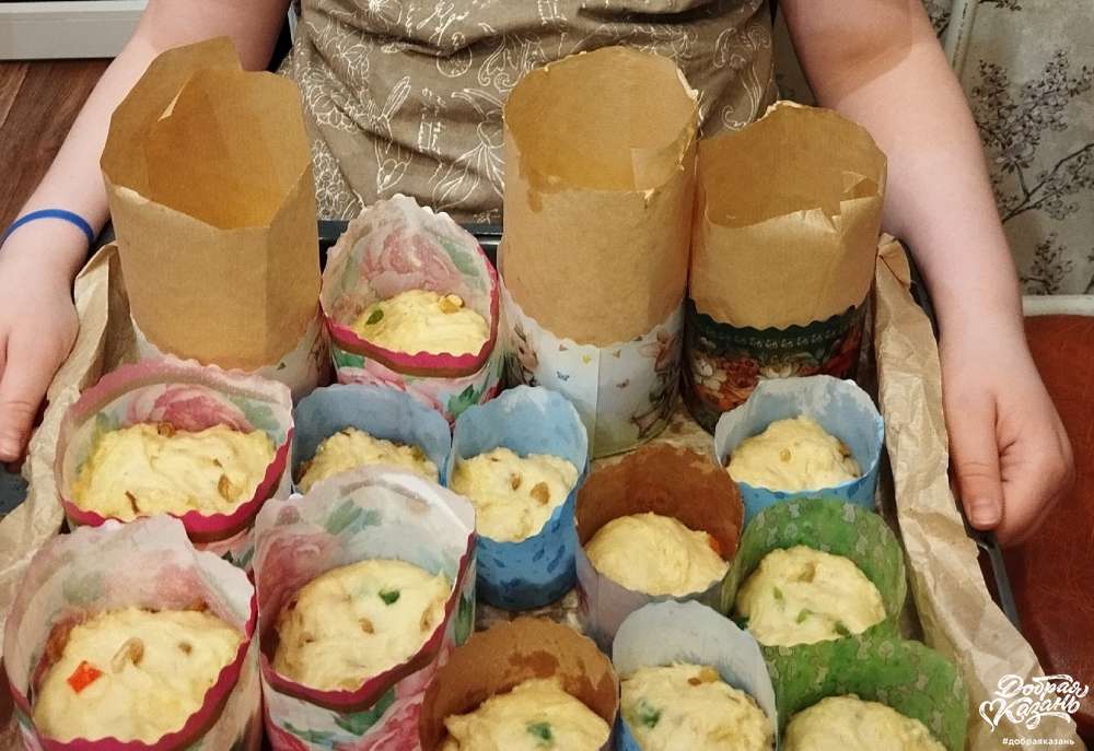 помог маме печь куличи к Пасхе