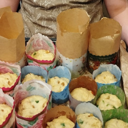 помог маме печь куличи к Пасхе