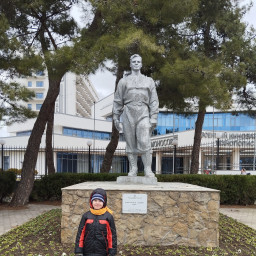 посетил памятник Юрию Гагарину