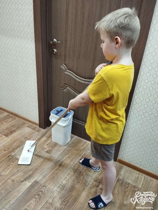 делаю влажную уборку дома