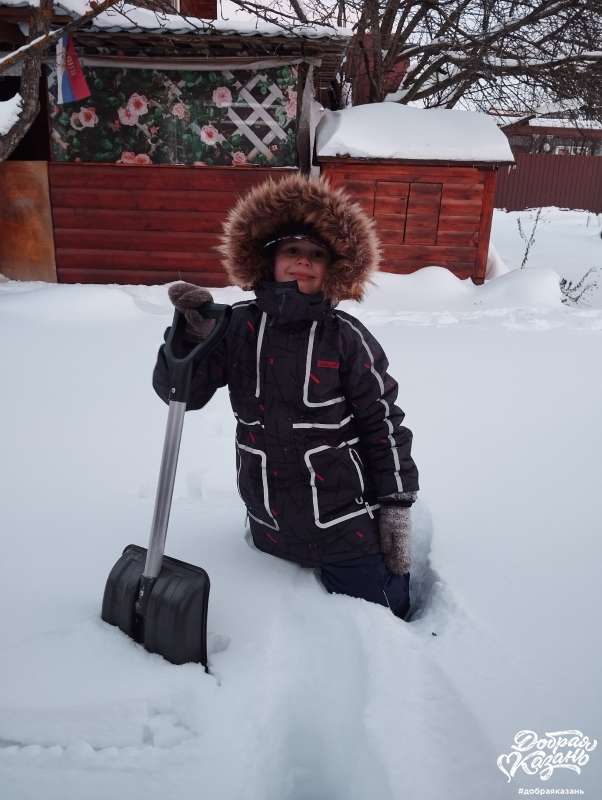 помогаю папе чистить снег