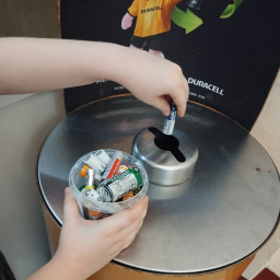 Сдал батарейки в специальный пункт приема.