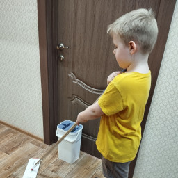 делаю влажную уборку дома