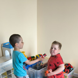 Собрали у друга игрушки.