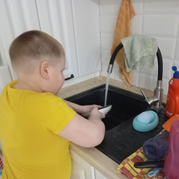 Мою посуду.