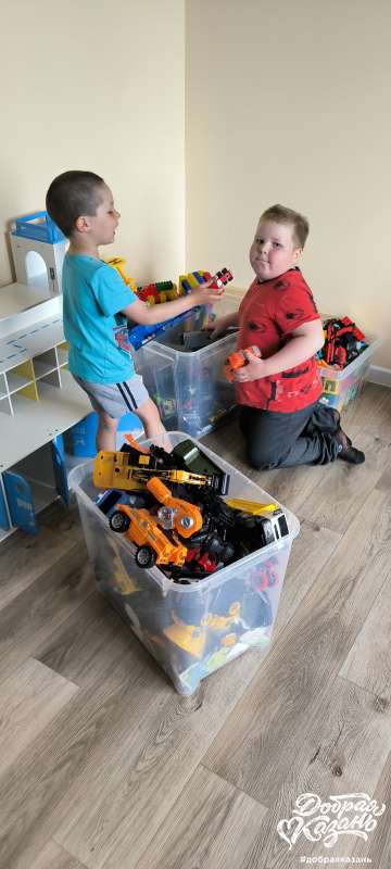 Собрали у друга игрушки.