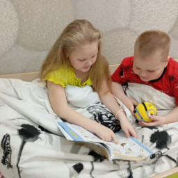 Читали сказку перед сном.