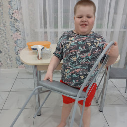 Помогаю родителям с перестановкой.