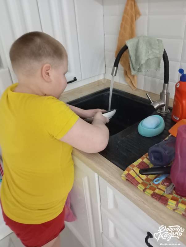 Мою посуду.