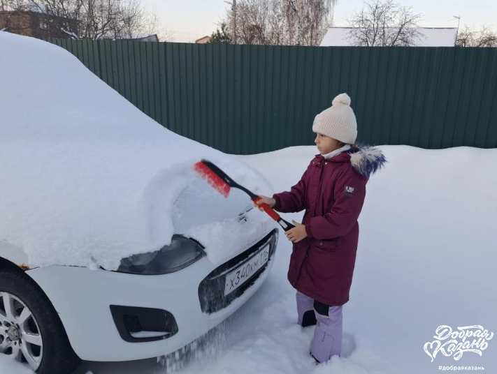 Помогла дяде почистить машину от снега