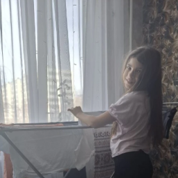 Развесила белье после стирки