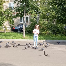 Кормим голубей на улице.