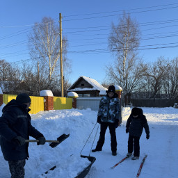 Снежный патруль на лыжах: порядок в деревне обеспечен!