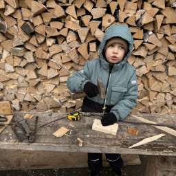 Учусь у лучшего мастера — любимого дедушки.